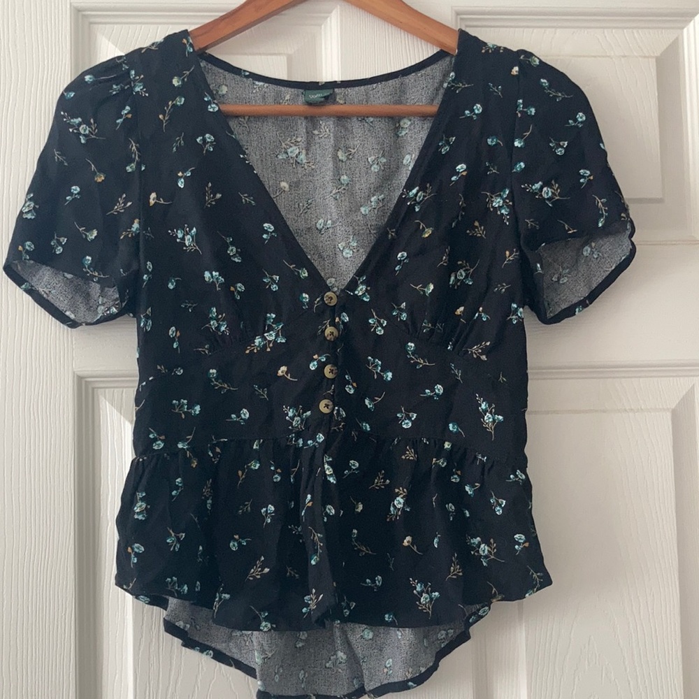 Short sleeve top with floral pattern in black background